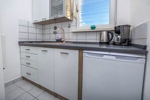 Apartamento (A4) | Cocina privada | Frigorífico, placa de cocina y máquina de café espresso