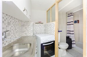 専用キッチン | 冷蔵庫、オーブン、コンロ、調理器具と食器