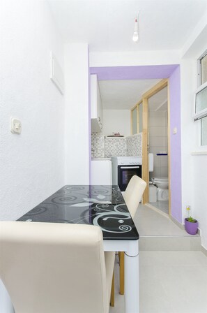 専用キッチン | 冷蔵庫、オーブン、コンロ、調理器具と食器