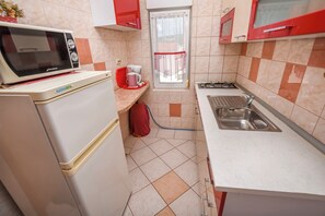 Appartement (A2) | Cuisine privée | Réfrigérateur, four à micro-ondes, un four, surface de cuisson