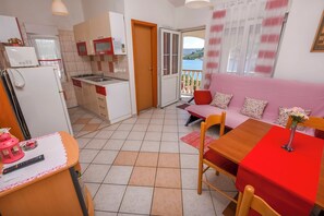 Appartement (A2) | Cuisine privée | Réfrigérateur, four à micro-ondes, un four, surface de cuisson