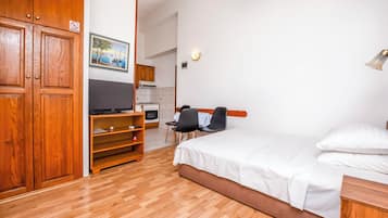 Studio (A2) | Private kitchen | Fridge, stovetop, coffee/tea maker