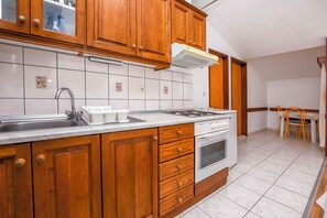 Studio (A1) | Dapur peribadi | Peti sejuk, dapur, pembancuh kopi/teh 