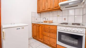 Studio (A2) | Private kitchen | Fridge, stovetop, coffee/tea maker