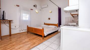 Studio (A1) | Private kitchen | Fridge, stovetop, coffee/tea maker