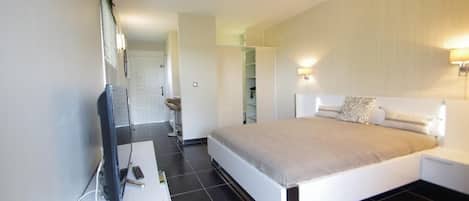 1 habitación, tabla de planchar con plancha, wifi gratis y ropa de cama