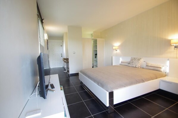 1 habitación, tabla de planchar con plancha, wifi gratis y ropa de cama 