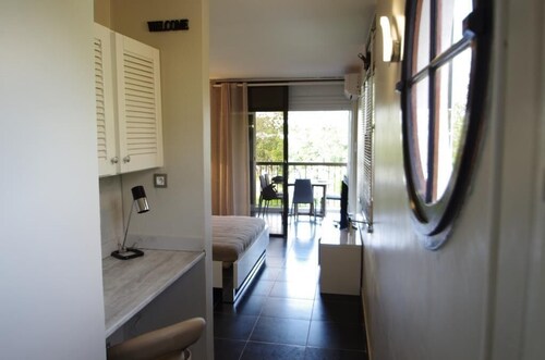 GRAND STUDIO DE STANDING VUE MER ET MARINA (  Bien placé pour les séjours PRO)