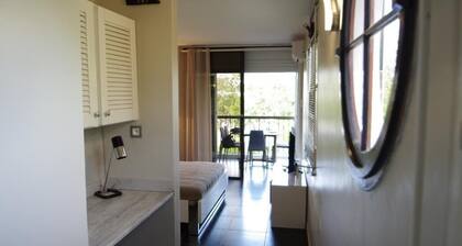 GRAND STUDIO DE STANDING VUE MER ET MARINA ( Bien placé pour les séjours PRO)