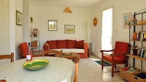 A cozy living room with a sofa, chairs, a dining table, and a bookshelf. - Independent villa at the foot of Mt Ventoux (BEDOIN)
