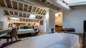 小型套房 | 高档床上用品、羽绒被、Select Comfort 床、迷你吧