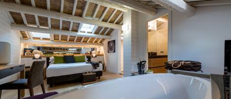 Junior suite | Luxe beddengoed, donzen dekbedden, Select Comfort-bedden, een minibar