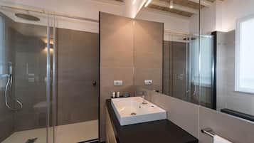 Superior Double Room | Bathroom | Free toiletries, hair dryer, bidet, towels