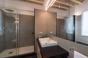 Superior Double Room | Bathroom | Free toiletries, hair dryer, bidet, towels - Laurina 33 (Rome)