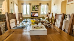 Free continental breakfast - Chateau Sainte Croix (Le Thoronet)