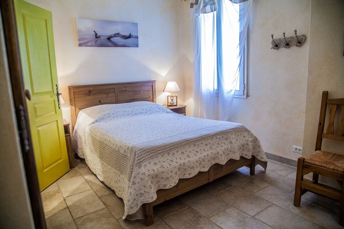 Quarto casal (Campagnarde) | Escrivaninha, quartos à prova de som, individualmente decorados