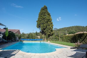 Alberca al aire libre, alberca climatizada y sombrillas en la alberca