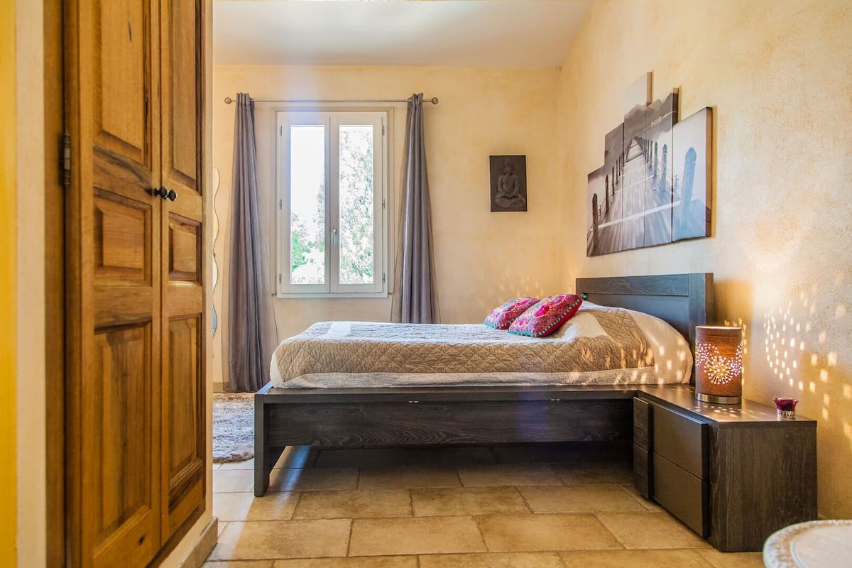 Quarto casal superior (Charnelle) | Escrivaninha, quartos à prova de som, individualmente decorados