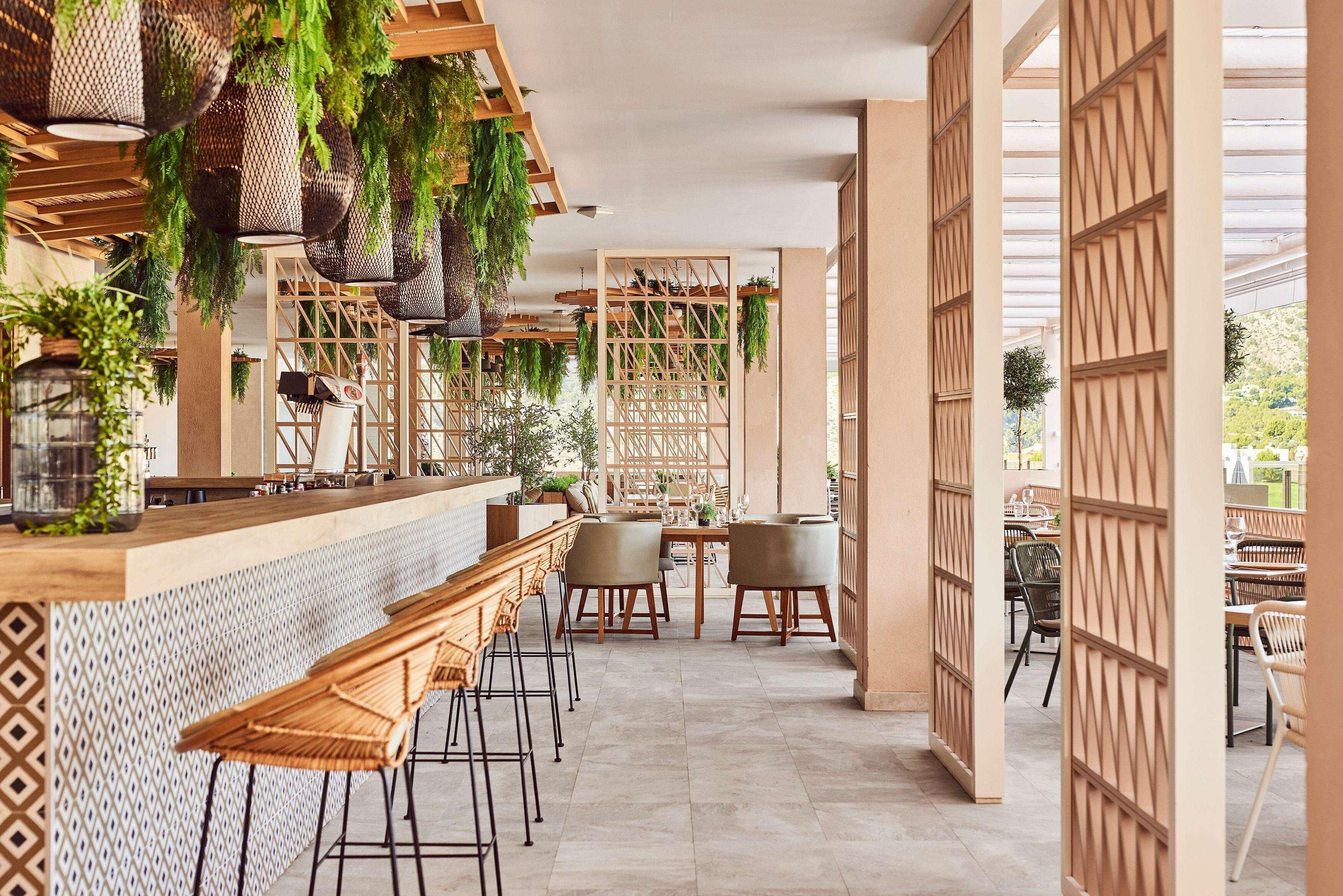 2 bars/lounges, swim-up bar