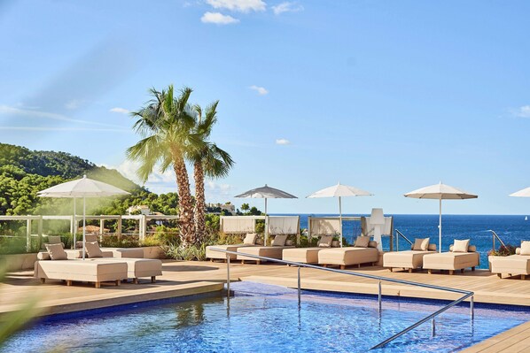 Indoor pool, pool umbrellas, sun loungers - Zafiro Palace Andratx (Andraitx)