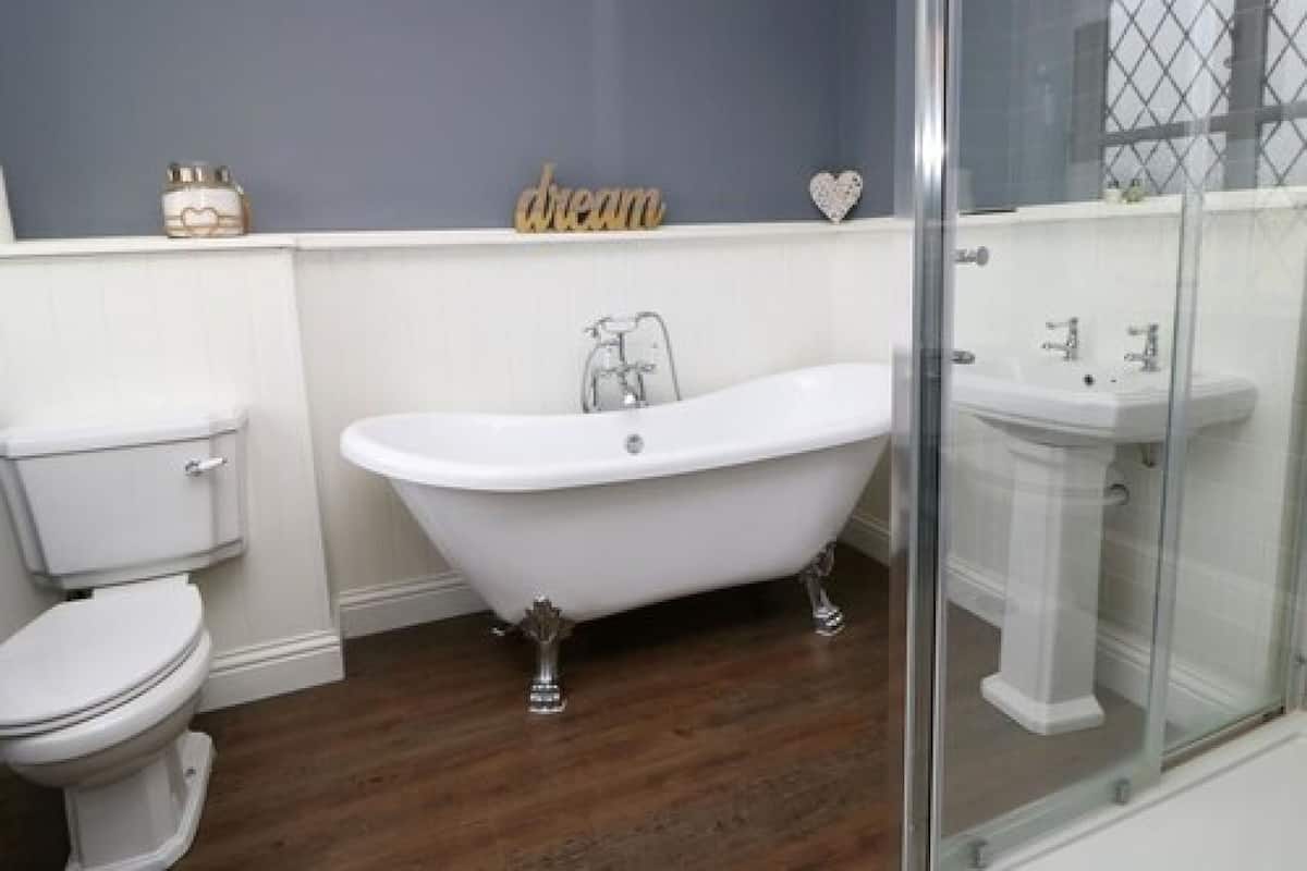 Een douche, gratis toiletartikelen, een haardroger, handdoeken