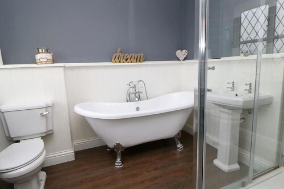 Badezimmer | Dusche, kostenlose Toilettenartikel, Haartrockner, Handtücher