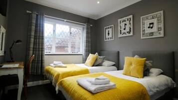 1 kamar tidur, meja kerja, setrika/meja setrika, dan Wi-Fi gratis