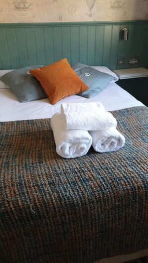 Desk, iron/ironing board, free WiFi, bed sheets - The Green Man (Biggleswade)