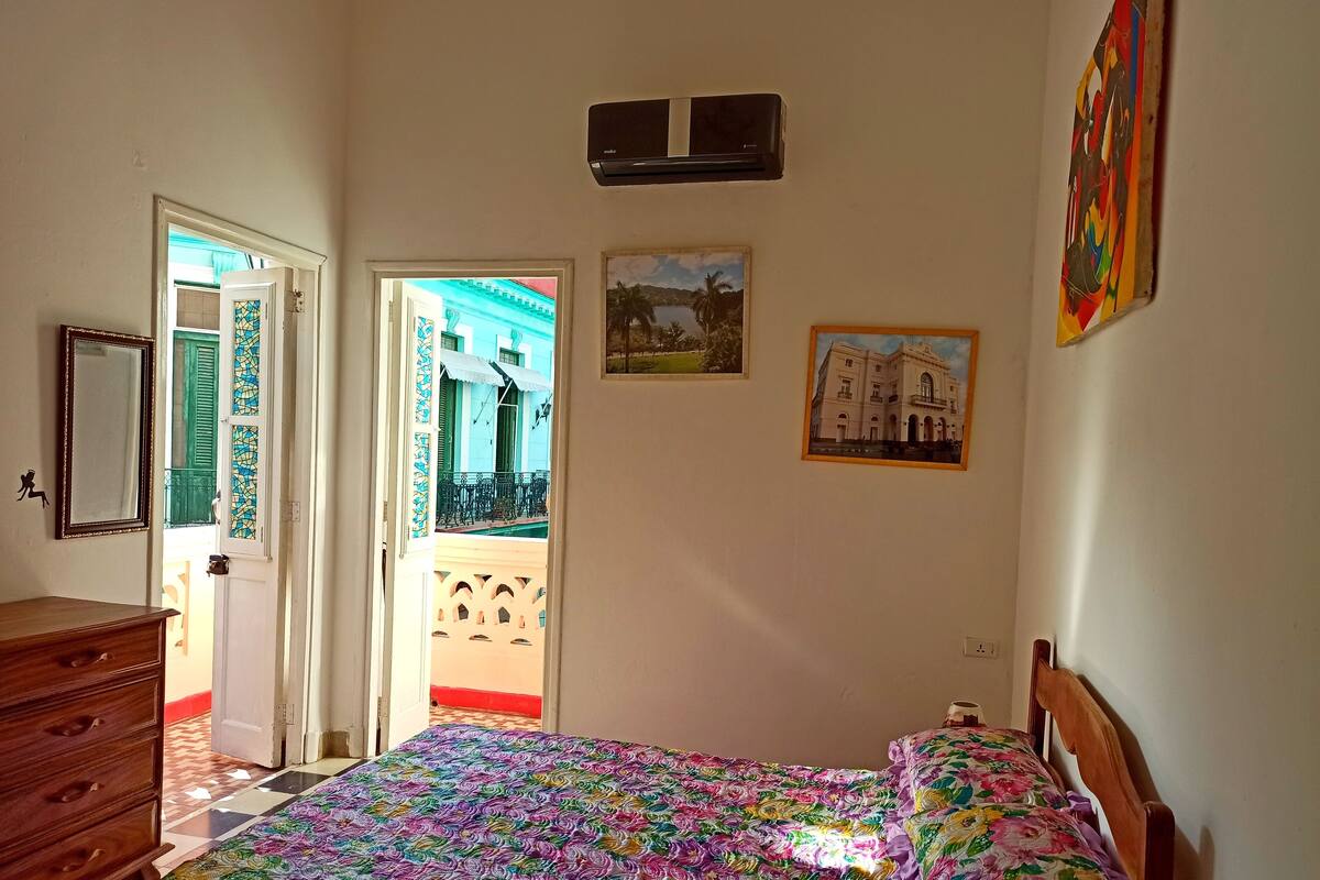 Kahden hengen perushuone, 1 keskisuuri parisänky, kaupunkinäköala | Vuodevaatteet