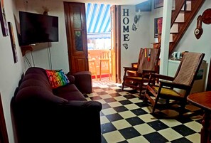 Kahden hengen perushuone, 1 keskisuuri parisänky, kaupunkinäköala | Oleskelualue | Taulutelevisio