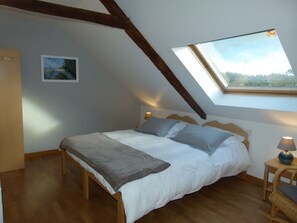 6 bedrooms, iron/ironing board, WiFi, bed sheets - Cottage 12 or 14 seats group (2 ch RMCs in stone farmhouse with garden) (Hillion)