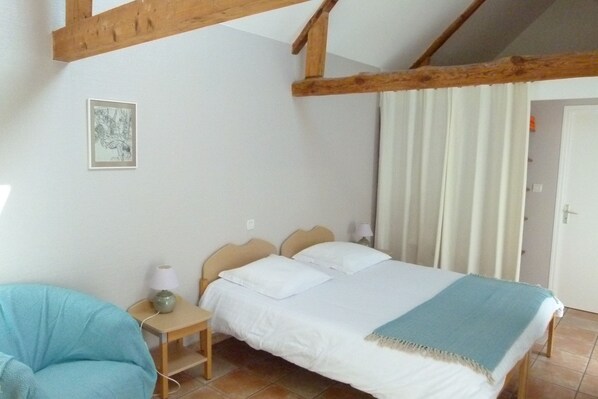 6 bedrooms, iron/ironing board, WiFi, bed sheets