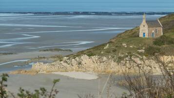 Playa en los alrededores y camastros