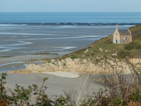 Beach nearby, sun-loungers - Cottage 12 or 14 seats group (2 ch RMCs in stone farmhouse with garden) (Hillion)