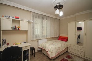 2 kamar tidur, meja kerja, Wi-Fi gratis, dan seprai linen