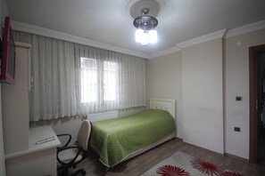 2 kamar tidur, meja kerja, Wi-Fi gratis, dan seprai linen