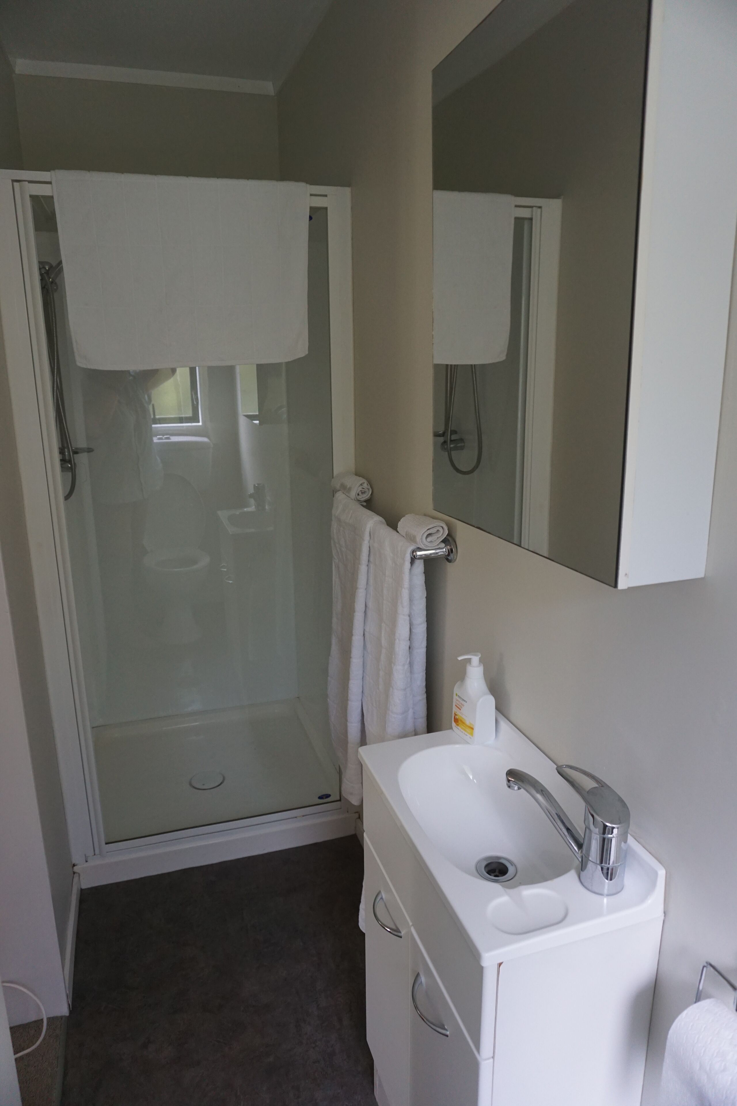 Douche, sèche-cheveux, serviettes fournies, savon