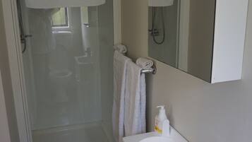 Douche, sĂšche-cheveux, serviettes fournies, savon