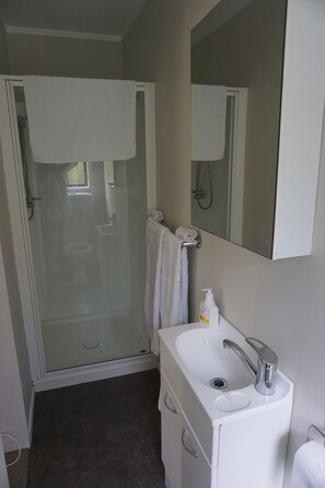 Shower, hair dryer, towels, soap - Stand alone cottage in tranquil garden, with balcony, pergola, SkyTV, free Wifi (Greytown)