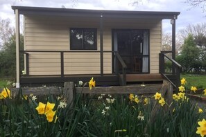 Exterior - Stand alone cottage in tranquil garden, with balcony, pergola, SkyTV, free Wifi (Greytown)