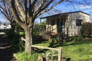 Exterior - Stand alone cottage in tranquil garden, with balcony, pergola, SkyTV, free Wifi (Greytown)