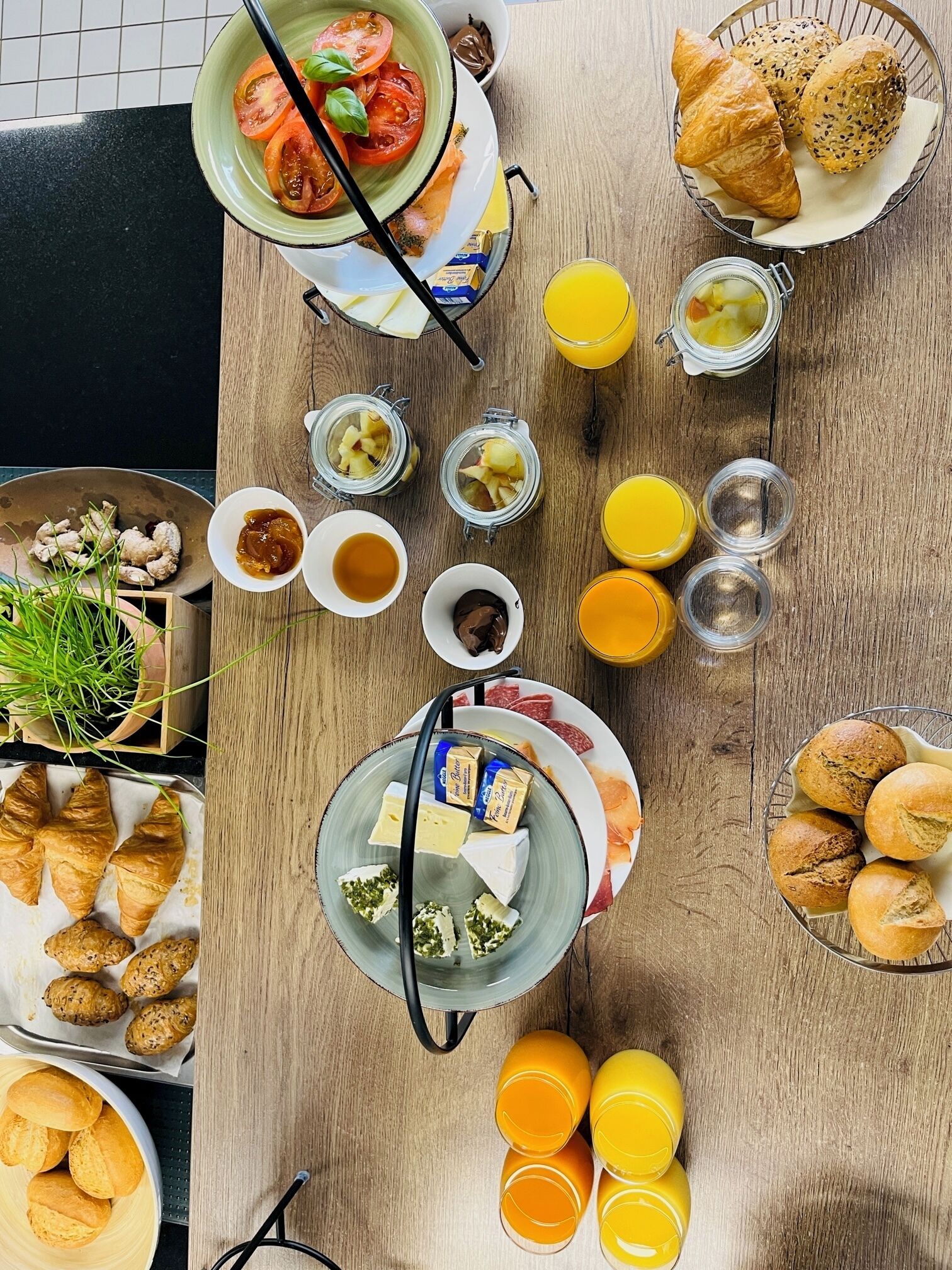 Una tavola imbandita per la colazione, con diversi cibi e bevande.