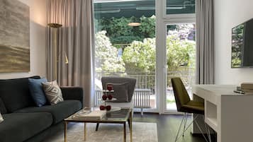 Park Suite | Living area | 40-inch flat-screen TV with satellite channels, TV