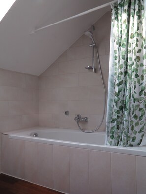 Baignoire, sèche-cheveux, serviettes fournies, savon