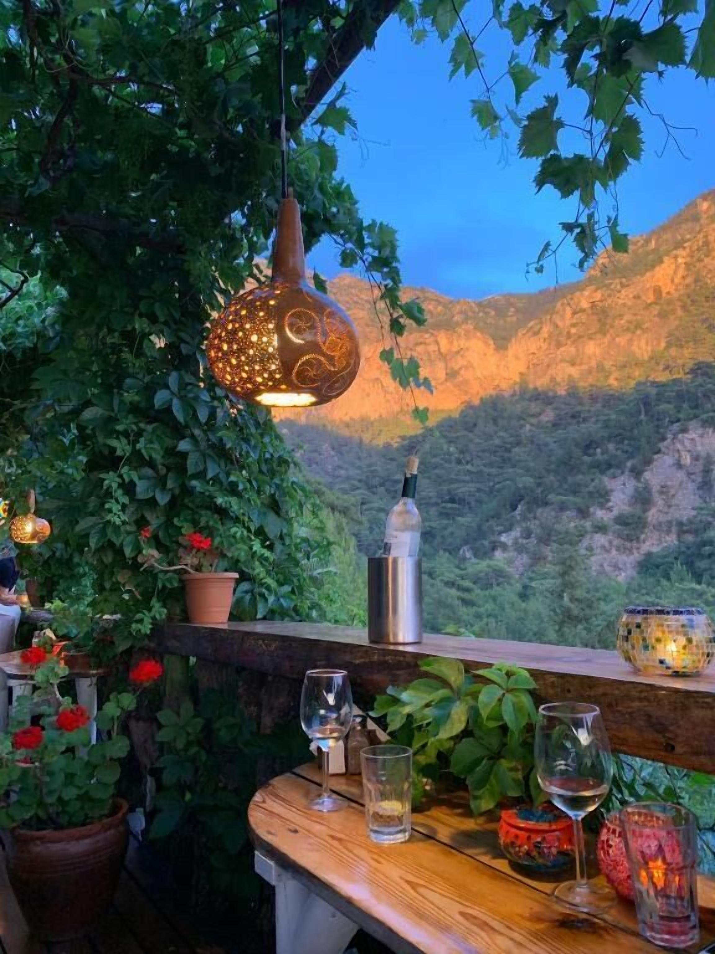Petit déjeuner et dîner servis sur place