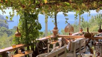 Breakfast and dinner served