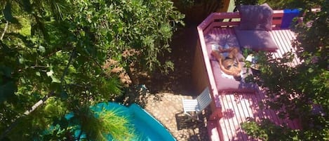 Una piscina al aire libre de temporada