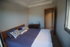 5 bedrooms, iron/ironing board, free WiFi, bed sheets