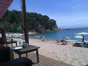 Playa en los alrededores y camastros 