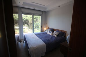 5 bedrooms, iron/ironing board, free WiFi, bed sheets